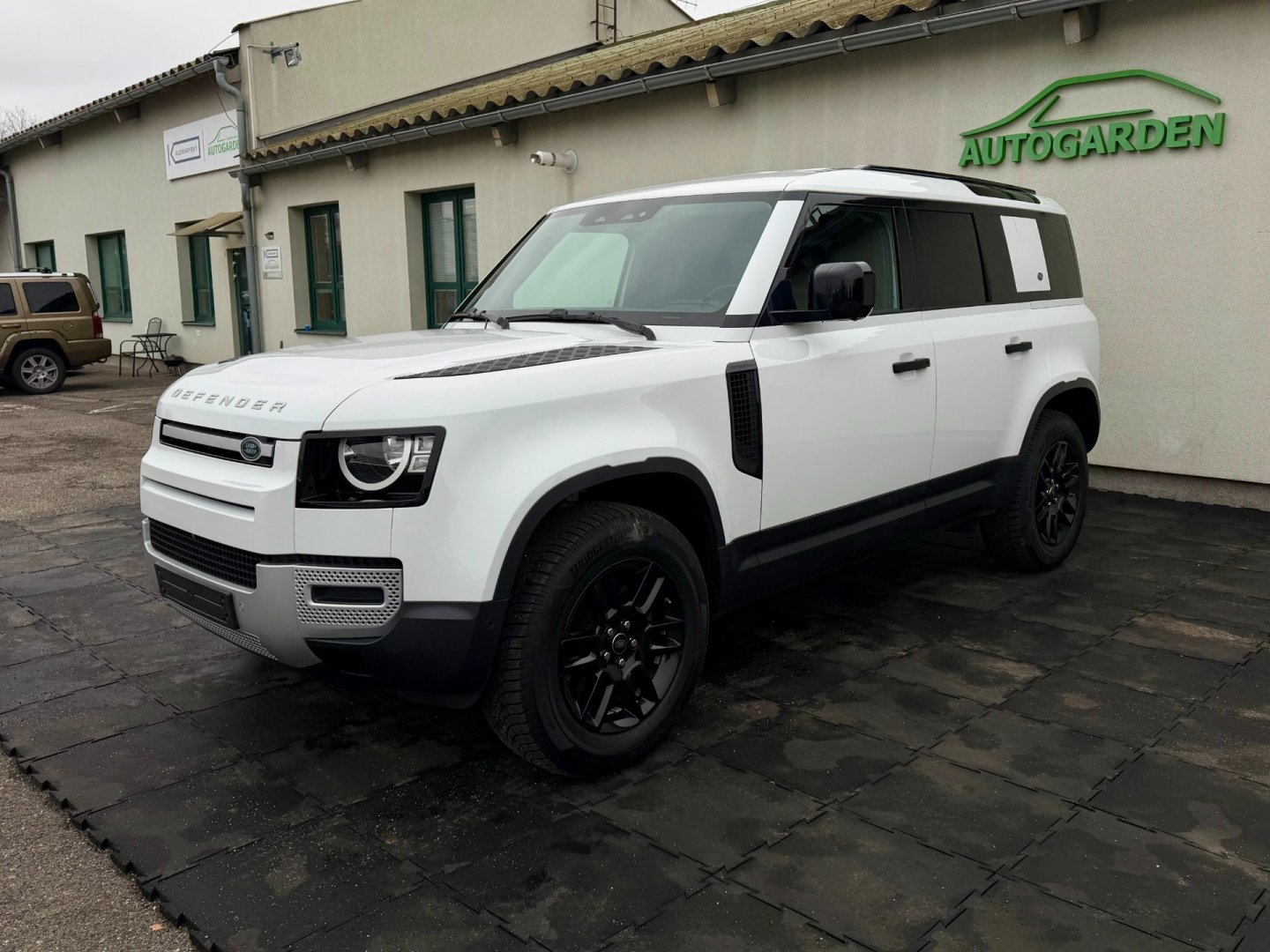 Land Rover Defender D240 177kW DPH záruka do 11/28