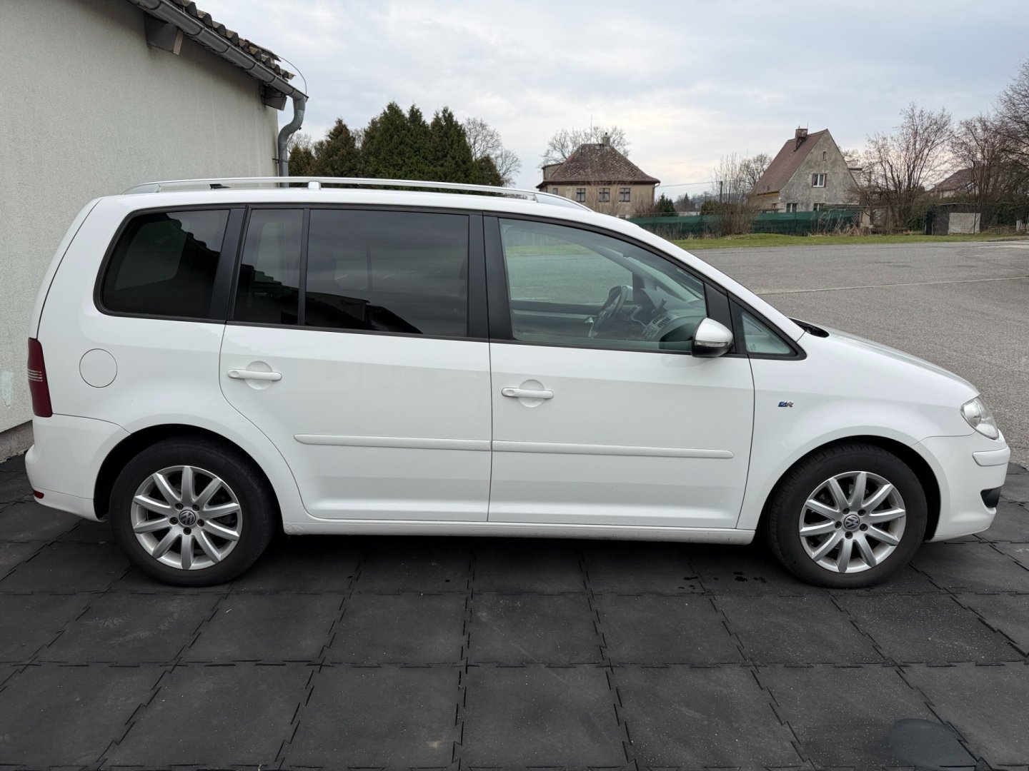 Volkswagen Touran 2.0 TDi 103kW R-Line, xenony