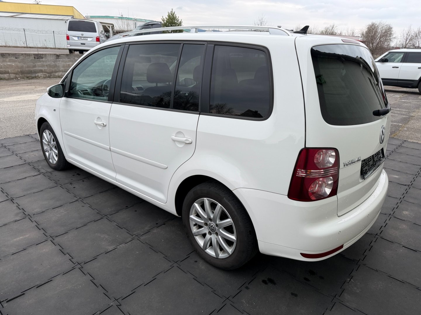Volkswagen Touran 2.0 TDi 103kW R-Line, xenony