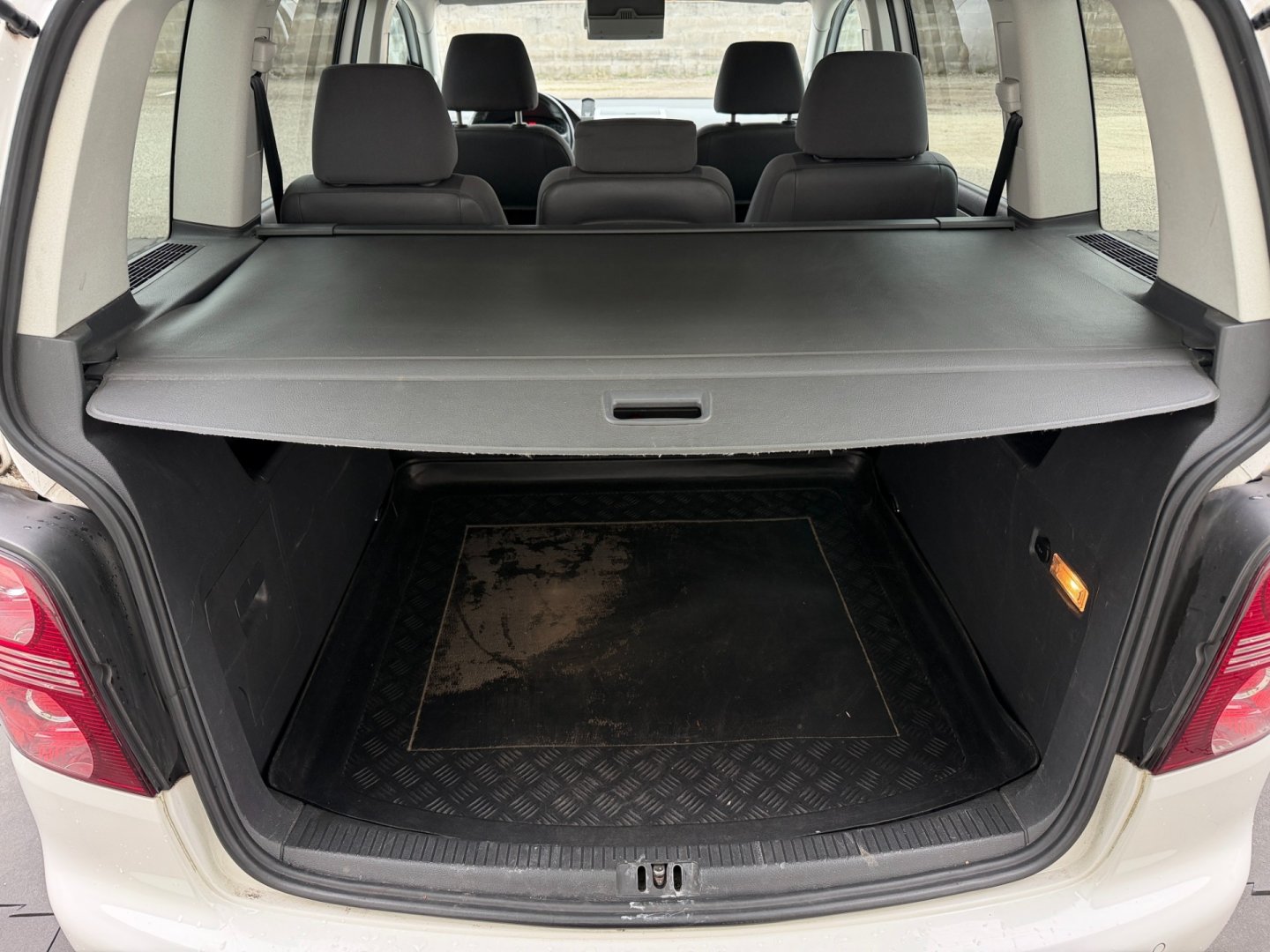 Volkswagen Touran 2.0 TDi 103kW R-Line, xenony