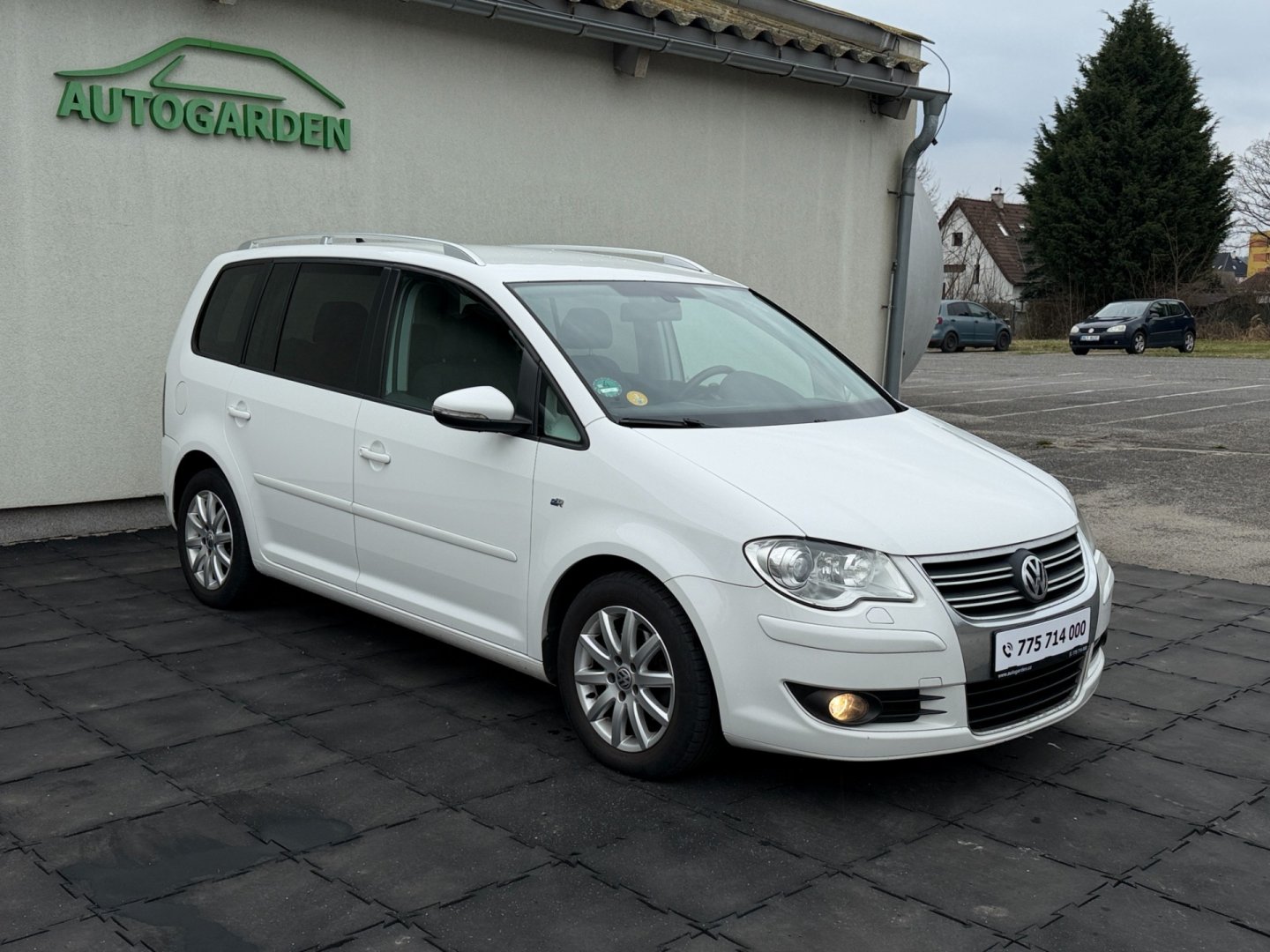 Volkswagen Touran 2.0 TDi 103kW R-Line, xenony