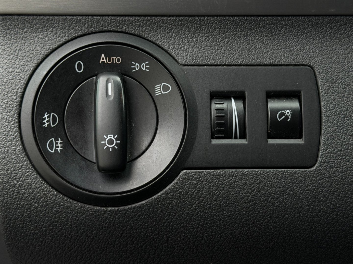 Volkswagen Touran 2.0 TDi 103kW R-Line, xenony