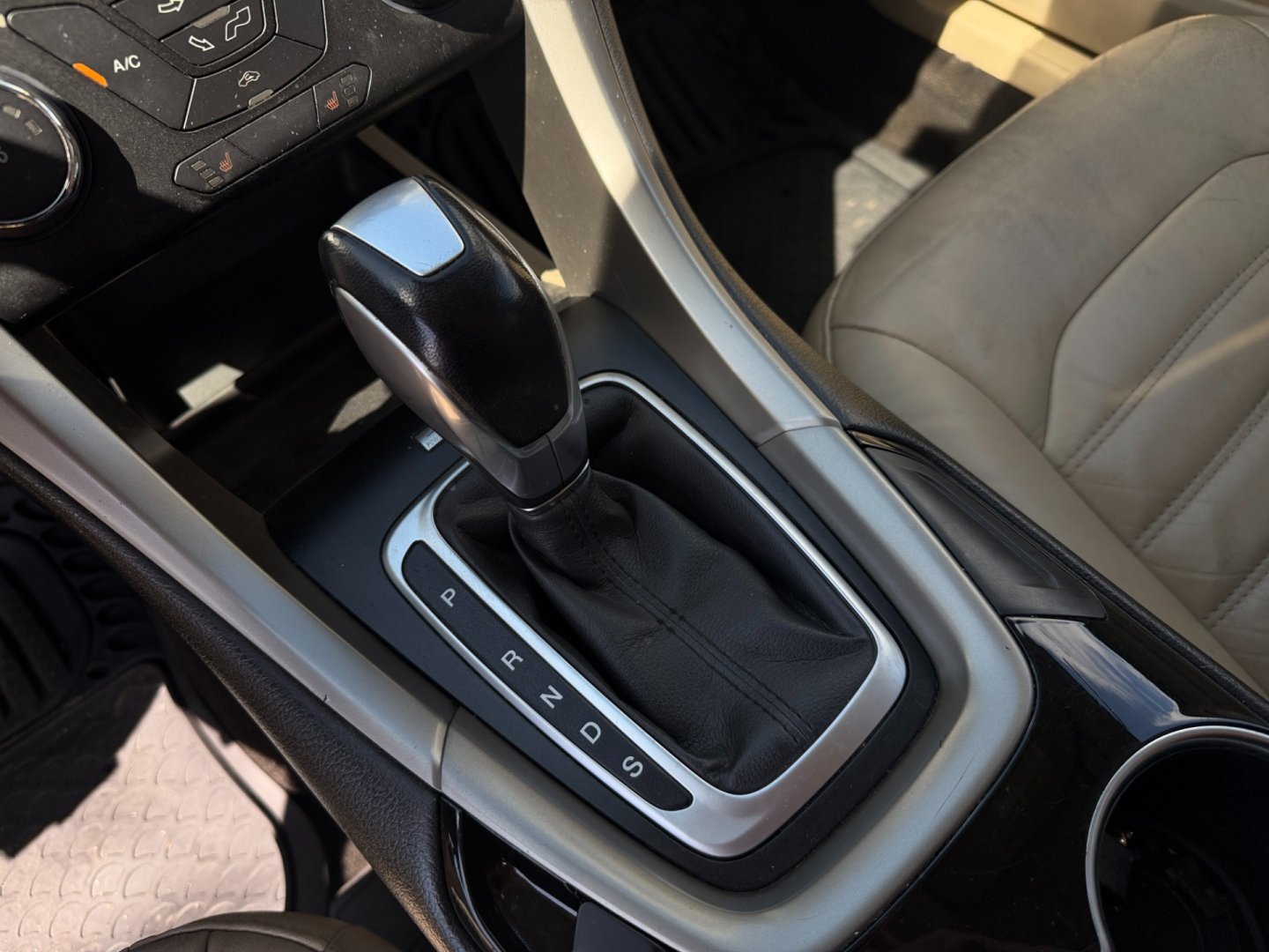 Ford Mondeo 2.0i 176kW automat, US