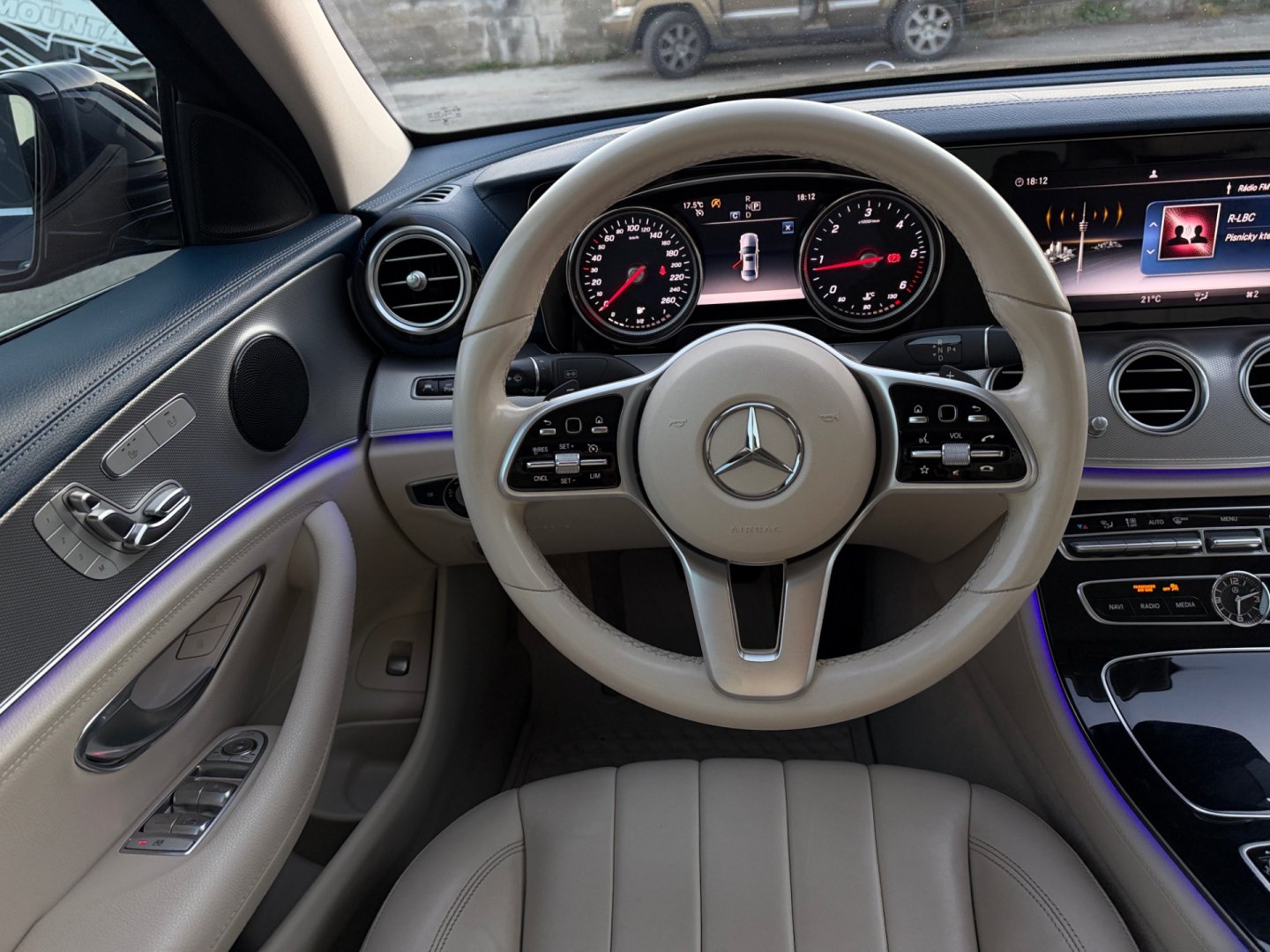 Mercedes-Benz Třídy E E220d 4Matic, Airmatic, 360°